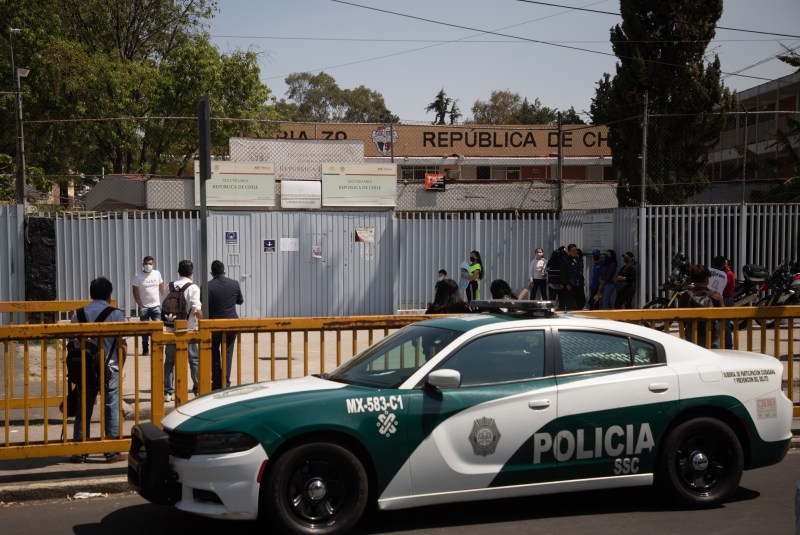 Salida de estudiantes hoy, en la Escuela Secundaria "República de Chile", en Ciudad de México. Foto de EFE/ Isaac Esquivel.