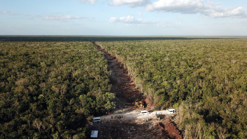 Activistas de Greenpeace se encadenan a maquinaria del Tren Maya