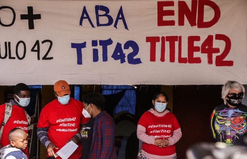 Activistas piden en Tijuana el fin del Título 42 de expulsión de migrantes. Foto de EFE