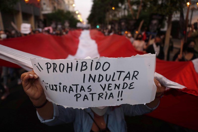 Familiares de víctimas desaparecidas durante el gobierno de Alberto Fujimori, junto a otros colectivos de Derechos Humanos, se manifiestan en contra del fallo del Tribunal Constitucional (TC) de Perú a favor de su liberación, en la Plaza San Martín de Lima, Perú. Foto de EFE/ Paolo Aguilar.