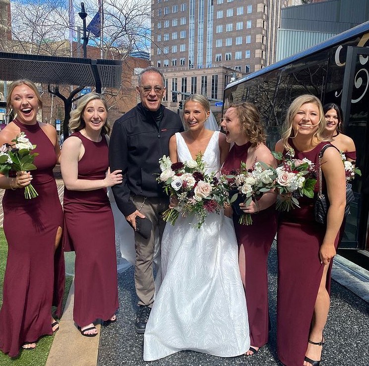 Como cuando tomas las fotos de tu boda y Tom Hanks se cuela en ellas 