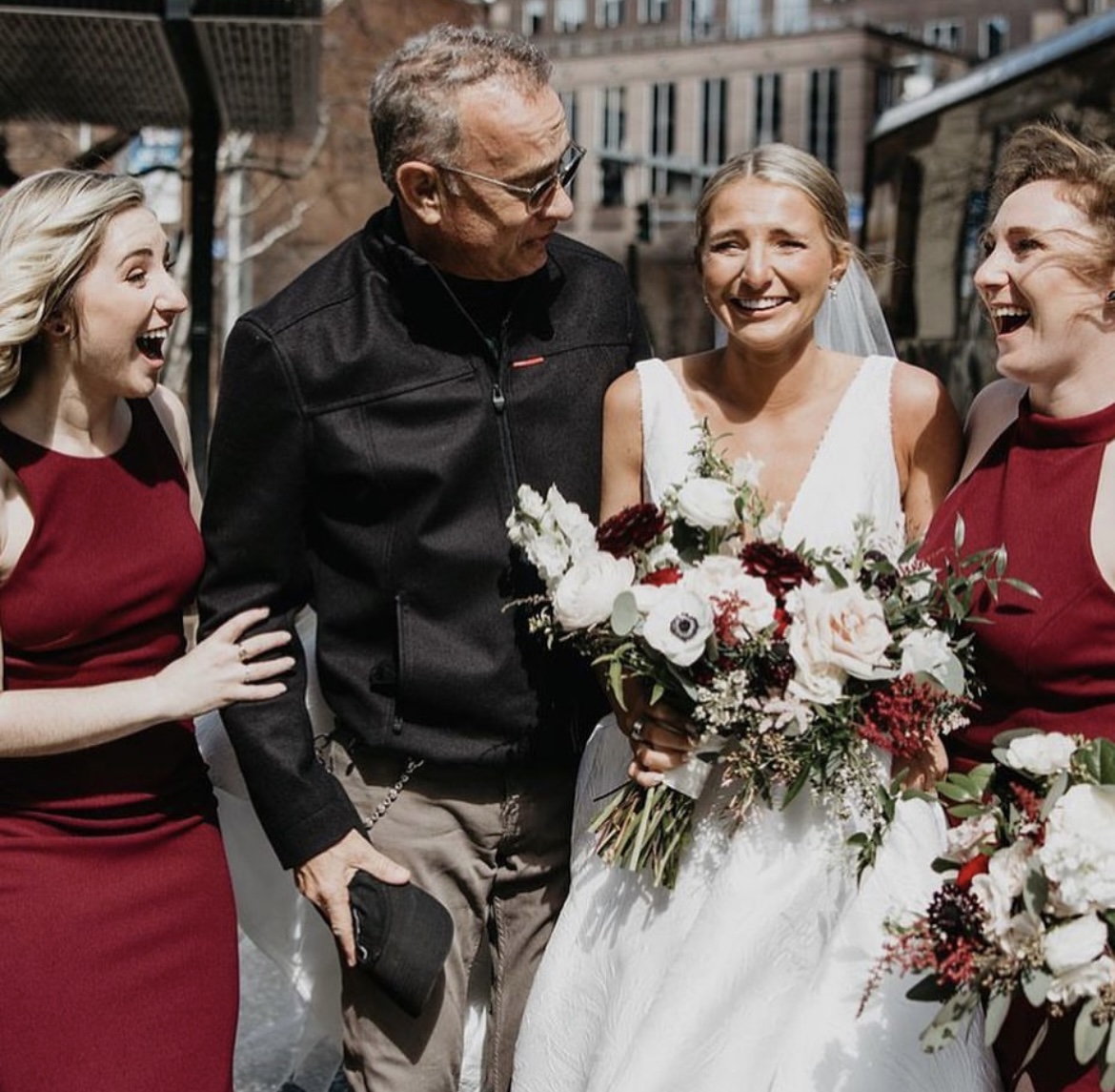 Como cuando tomas las fotos de tu boda y Tom Hanks se cuela en ellas 