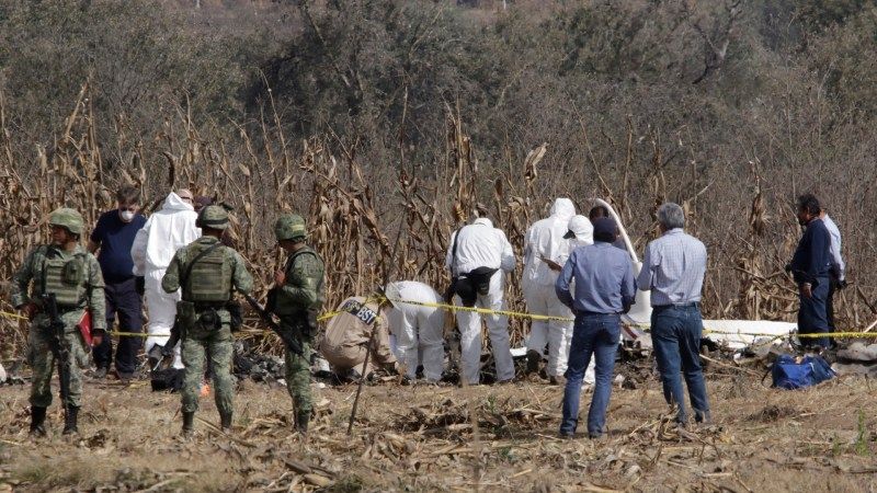 Peritos en zona donde cayó el helicóptero en el que viajaban Martha Erika Alonso, Rafael Moreno Valle y tres hombres más FGR