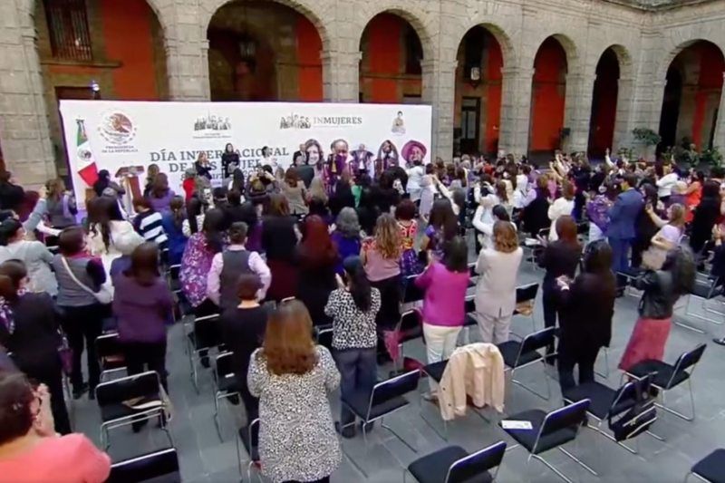 ovación mujeres AMLO 8M