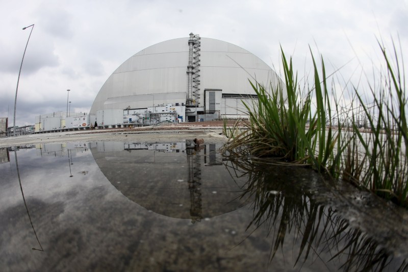 Vista del arco protector sobre el siniestrado reactor 4 de la central nuclear ucraniana de Chernóbil, destinado a sustituir el antiguo sarcófago y considerado como la mayor estructura móvil jamás construida por el ser humano. De acuerdo con evaluaciones oficiales, la explosión ocurrida en la madrugada del 26 de abril de 1986 en Chernóbil esparció hasta 200 toneladas de material con una radiactividad de 50 millones de curies, equivalente a 500 bombas atómicas como la lanzada en Hiroshima. Foto de EFE/ Oleg Petrasyuk.