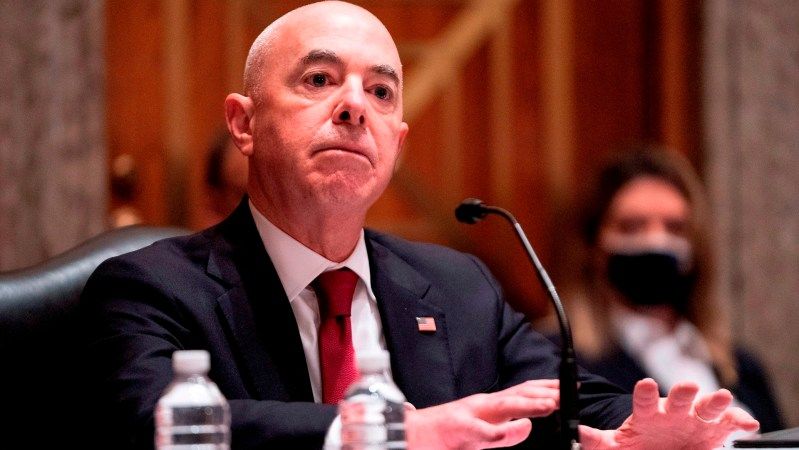 El secretario de seguridad nacional (DHS, por su sigla en inglés) de EE.UU., Alejandro Mayorkas. Foto de EFE/ Gred Nash/ Pool.