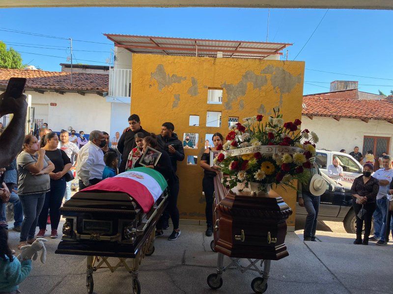 Velan a César Valencia Caballero, alcalde de Aguililla asesinado, y su asesor. Foto de Polo Espejel