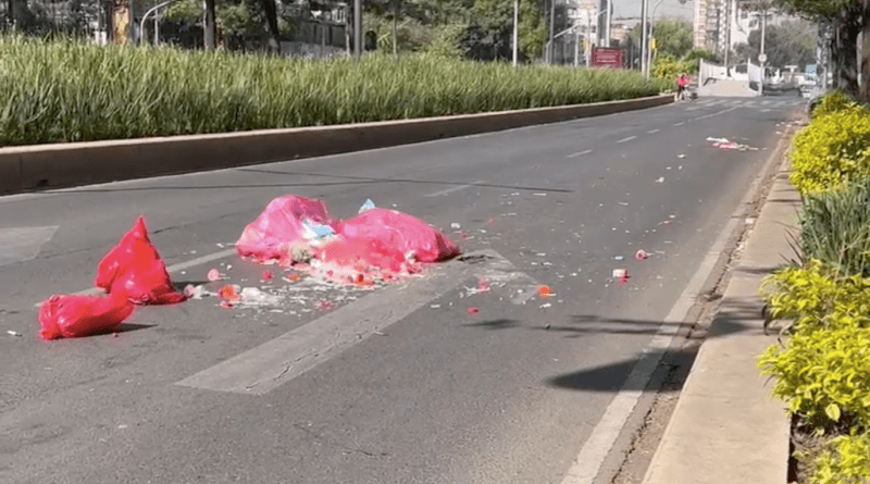 #Video Vehículo tira residuos peligrosos en Avenida Chapultepec. Foto tomada de video