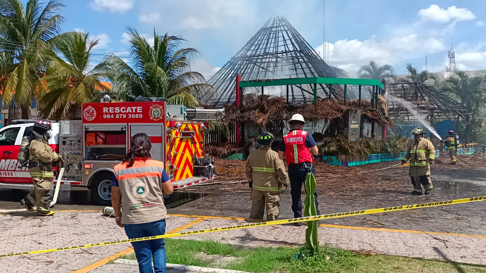 Uso de químicos retardantes en palapas puede prevenir siniestros graves