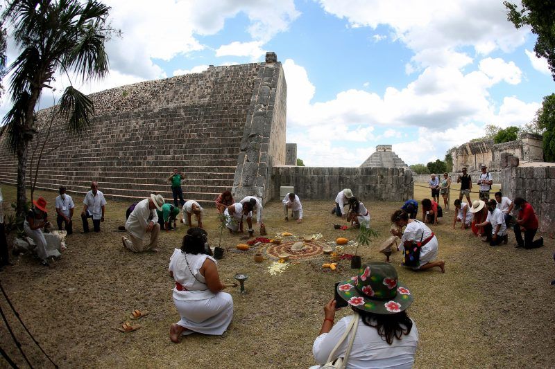 Agradecen a la Madre Tierra con ceremonia ancestral en ruinas de Chichén Itzá. Foto de EFE