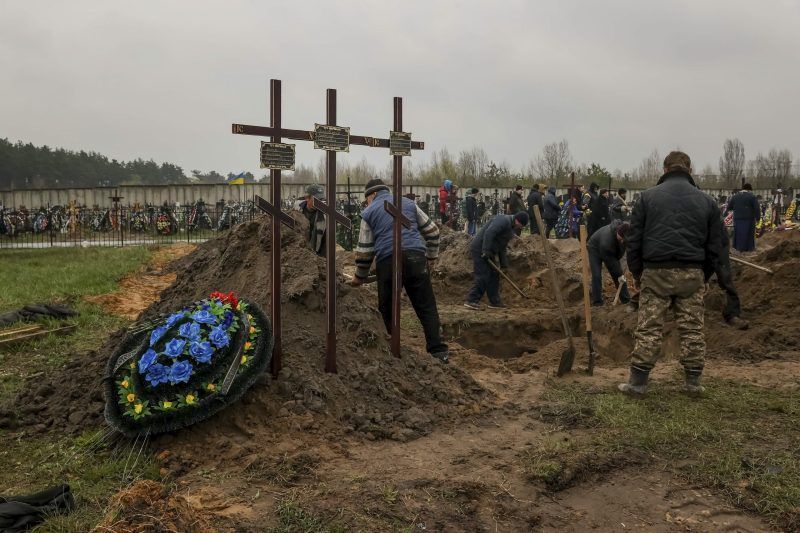 Concluye exhumación de 412 cuerpos hallados tras retiro ruso de Bucha. Foto de EFE