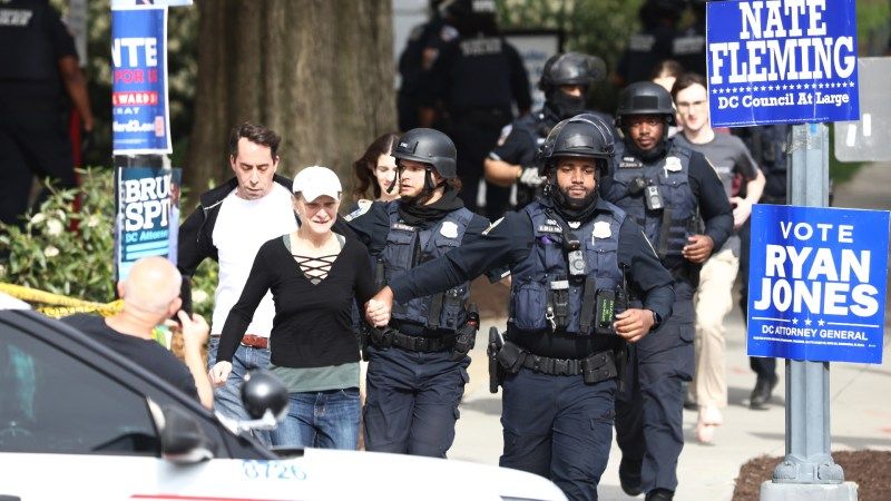 Cuatro heridos y un sospechoso a la fuga tras un tiroteo en Washington