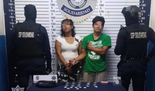 Detienen a pareja de “tiradores” de droga en la Colosio de Playa Del Carmen