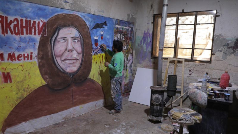 Grafitis por Ucrania colorean los muros destruidos por los rusos en Siria