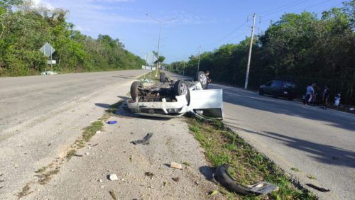 Abandonan vehículo volcado sobre la autopista el tintal