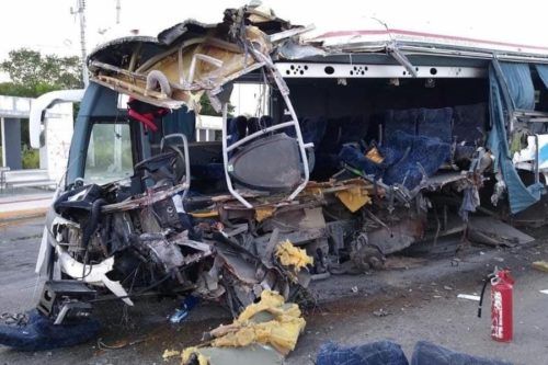 Muere en el hospital el chofer que destrozó un autobús en Cancún