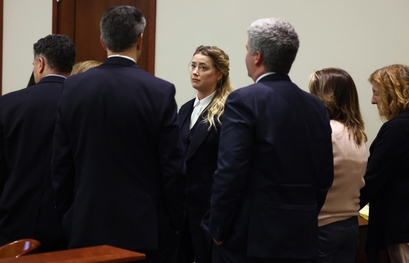La actriz estadounidense Amber Heard con su equipo legal después de que la corte hiciera un receso durante el juicio por difamación de 50 millones de dólares Depp vs Heard en el Tribunal de Circuito del Condado de Fairfax. Foto de EFE/EPA/JIM LO SCALZO / POOL