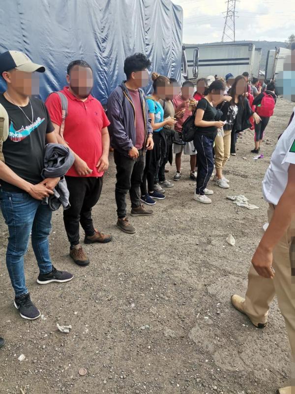 Localizan a 330 migrantes y detienen a 19 traficantes en autopista Puebla-Orizaba. Foto de INM