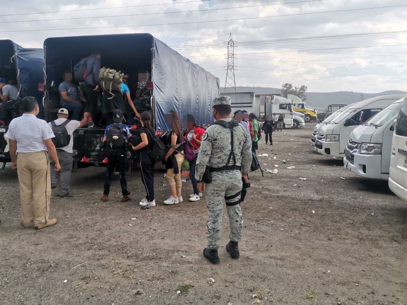 Localizan a 330 migrantes y detienen a 19 traficantes en autopista Puebla-Orizaba. Foto de INM