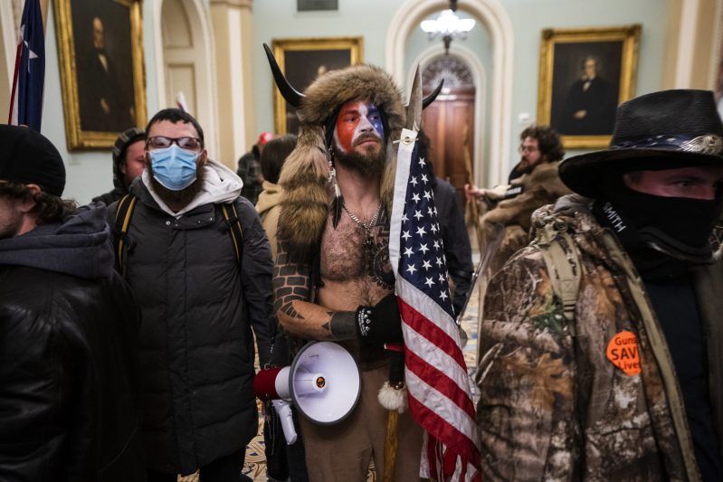 Organizador de protesta pro-Trump coopera en investigación sobre Capitolio. Foto de EFE