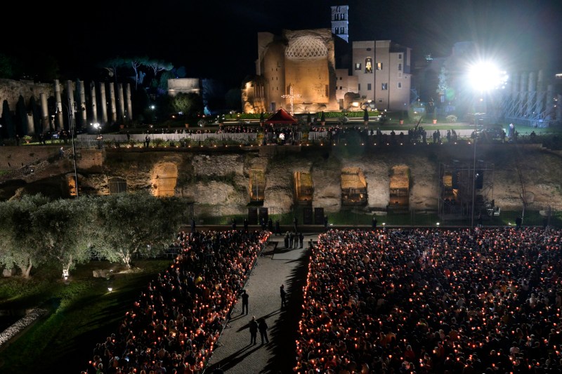 El papa Francisco encabeza el Via Crucis del Viernes Santo en el Coliseo de Roma. Foto de EFE/EPA/CLAUDIO PERI
