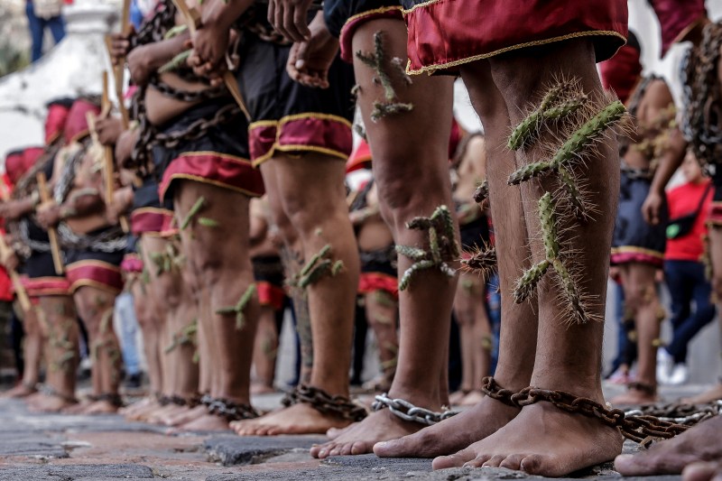 Icónica procesión de hombres encadenados regresa al centro de México