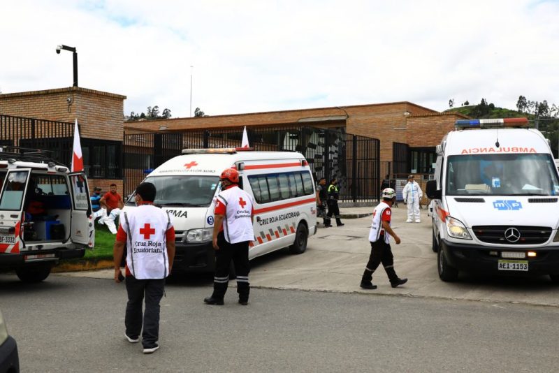 Al menos 12 presos mueren en enfrentamientos en una cárcel de Ecuador