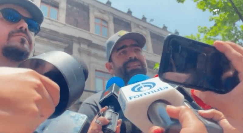 #Video Activistas contra el Tren Maya se instalan en inmediaciones de Palacio Nacional. Foto tomada de video