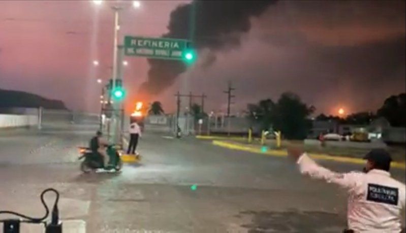 #Video Se incendia tanque en refinería Antonio Dovalí Jaime de Salina Cruz. Foto de Protección Civil Oaxaca