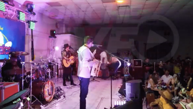 #Video Sujeto apuñala a mujer en concierto en Nuevo León. Foto tomada de video