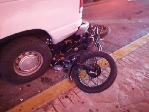 Muere motociclista al impactarse contra vehículo estacionado