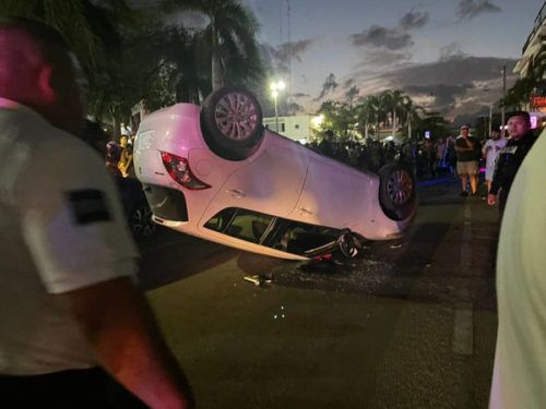 Aparatosa volcadura se registró en pleno Centro de Playa del Carmen