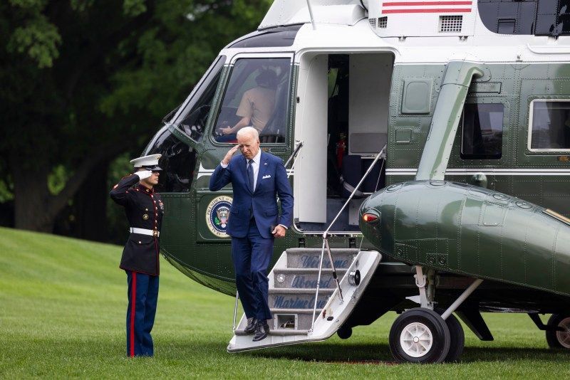 Biden ordena ondear banderas a media asta por el tiroteo en una escuela de Texas