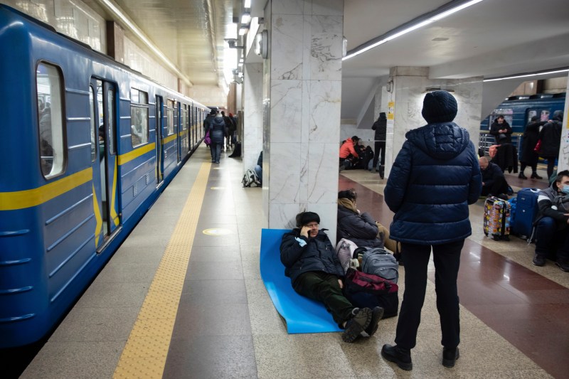 Ucrania Los ucranianos se refugian en una estación de metro para la próxima noche en Kiev, Ucrania, el 24 de febrero de 2022, Foto de EFE/EPA/MIKHAIL PALINCHAK