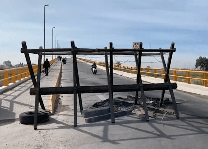 Continúa bloqueo parcial en entrada al AIFA tras enfrentamiento entre manifestantes y policías. Foto tomada de video