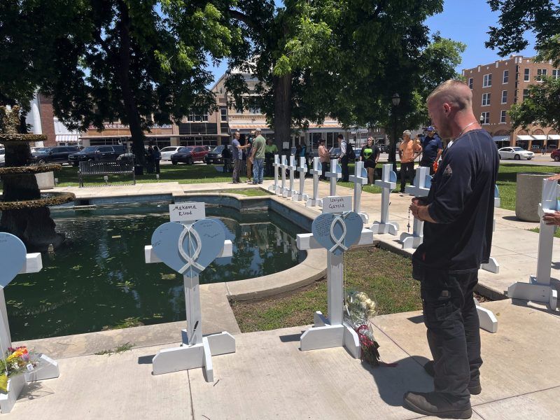 "Estamos en el salvaje oeste": autoridades de Uvalde reflexionan sobre control de armas. Foto de EFE