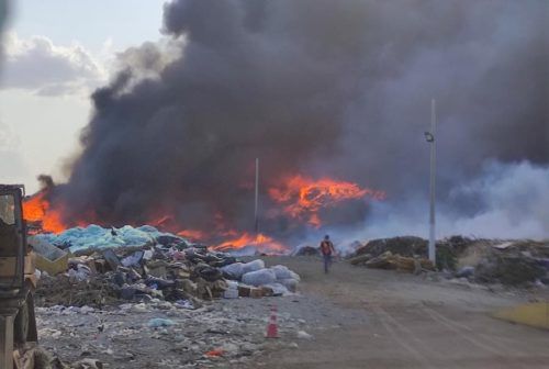 Fuerte incendio en el relleno sanitario de Kanasín