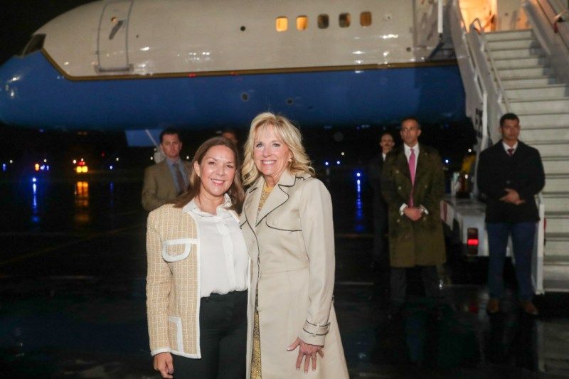 Jill Biden de EE.UU. llega a Ecuador para iniciar su gira por Latinoamérica. Foto de Twitter @MLAlcivar