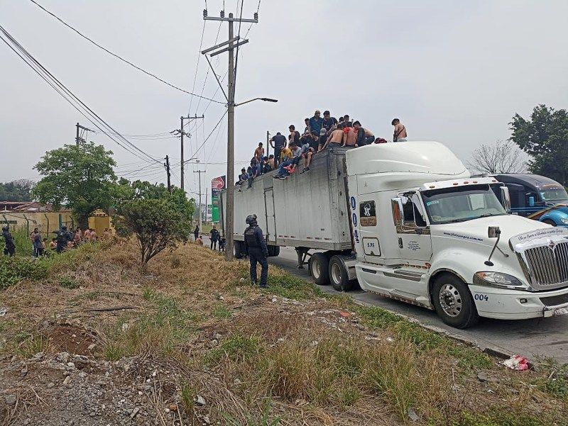 Localizan 310 migrantes que viajaban hacinados en caja de tráiler en Veracruz. Foto de EFE