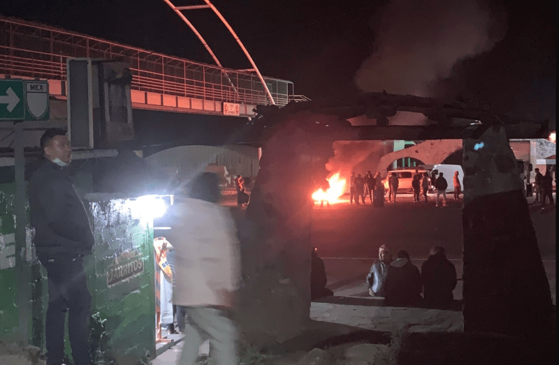 Bloquean autopista México-Puebla tras robo de menor de nueve años. Foto de @djbaskin