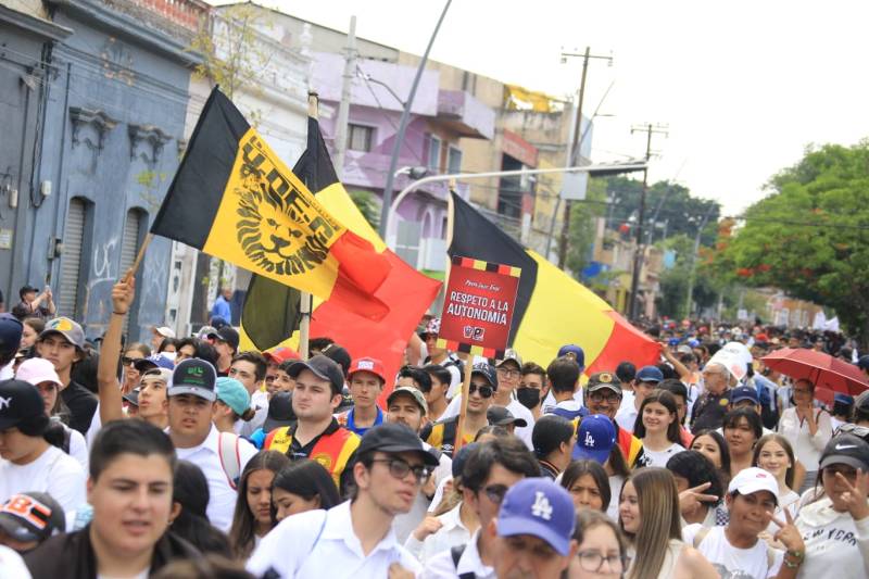 Marchan en Guadalajara por el recorte presupuestal a la UdeG