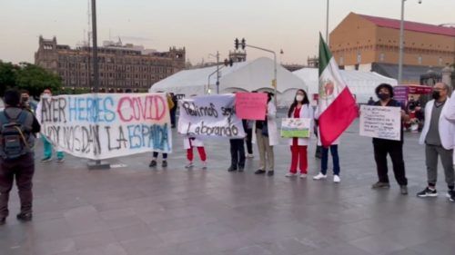 “No es justo, aquí estamos para que nos tomen en cuenta”, protestan médicos frente a Palacio Nacional