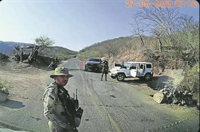 "No pasa nada, no pasó nada, afortunadamente", asegura AMLO sobre retén a periodistas. Foto tomada de video