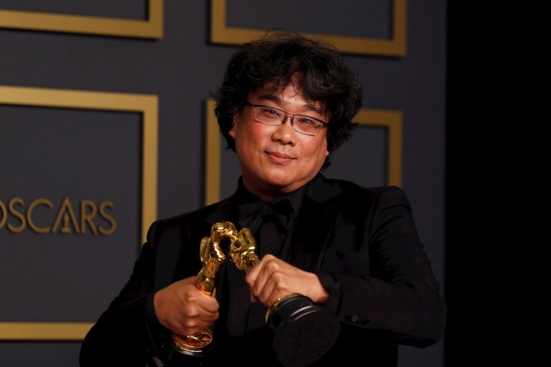 El director de cine surcoreano, Bong Joon-ho, juega con dos de las cuatro estatuillas que ganó este domingo por "Parasite", en la 92º gala de los Óscar en Hollywood. La cinta ha hecho historia en Hollywood tras conseguir los premios a Mejor Película Internacional, Mejor Director, Mejor Guión y Mejor Película, galardones que se suman a la Palma de Oro de Cannes que se llevó el año pasado. Foto de EFE/David Swanson.