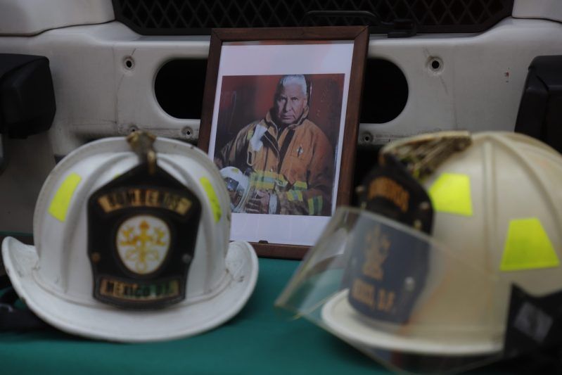 #Video Compañeros despiden al Jefe Vulcano, entrañable y querido bombero. Foto de EFE
