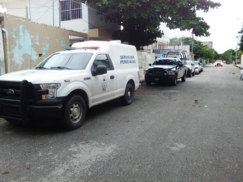 Se cuelga de una soga del cuello en la sala de su casa