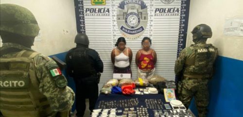Sorprenden a dos mujeres con varios kilos de mota y dosis de narcóticos en Playa del Carmen
