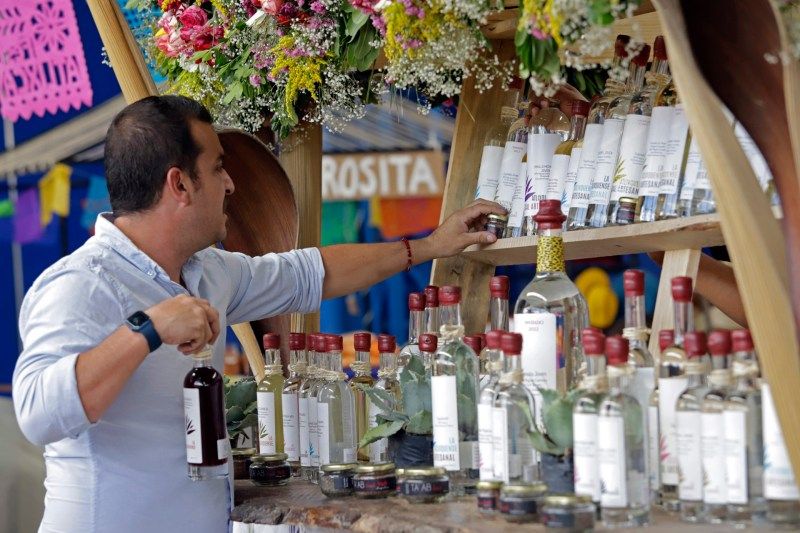 Mezcaleros de Puebla sufren alza en los precios de envases