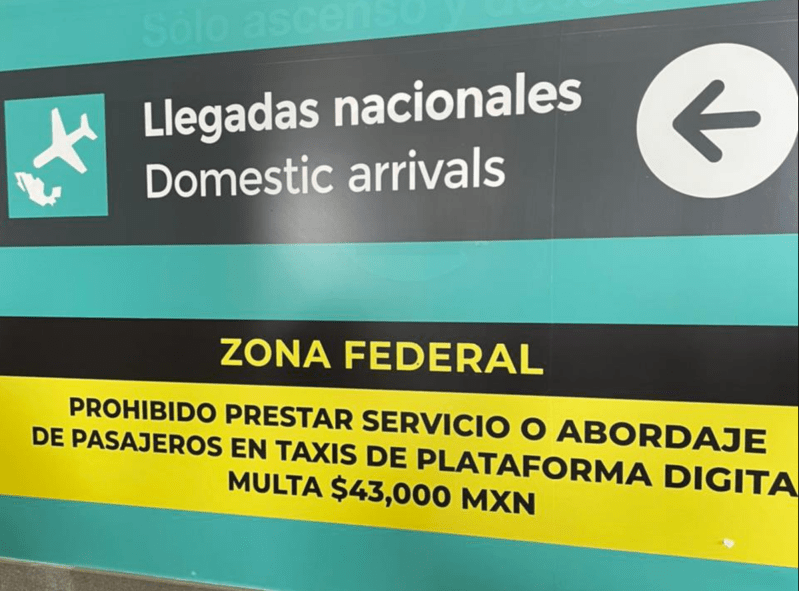 Polémica por prohibición de operación de transportes de plataformas en inmediaciones del AICM. Foto de Lourdes Mendoza