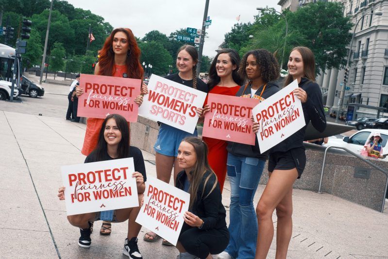 Protesta contra atletas trans une a feministas y conservadores en EE.UU.. Foto de EFE